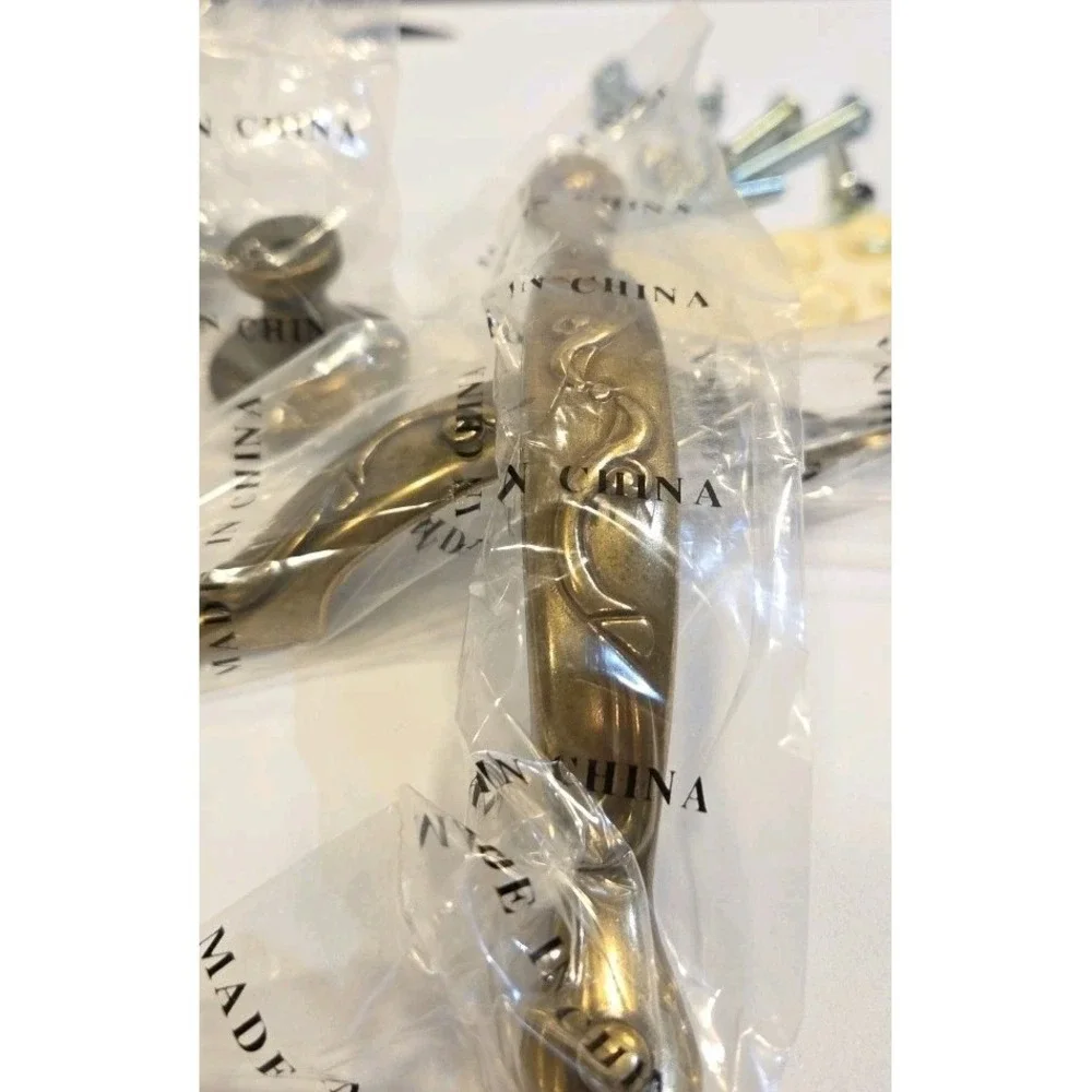 Set of 6 Brass Tone drawer pulls and Knobs‎ With Screws
